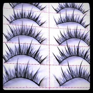 8 pairs of fashion lashes