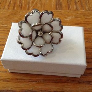 White flower stretch ring