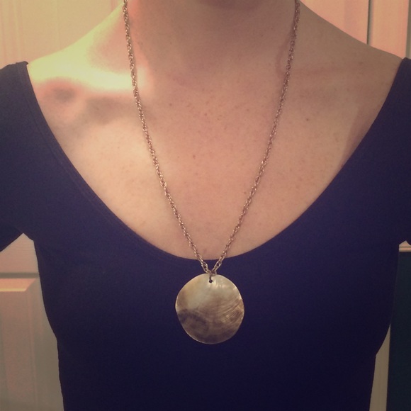 Vintage shell necklace on gold chain - Picture 1 of 1