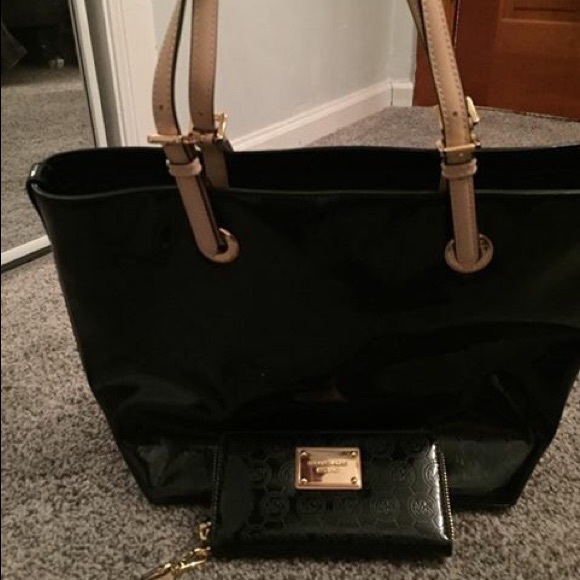 Michael Kors Signature Tote Handbag and Wallet Set