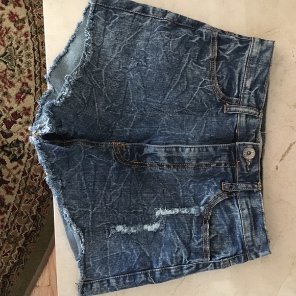 Acid wash styl high wasted denim shorts!