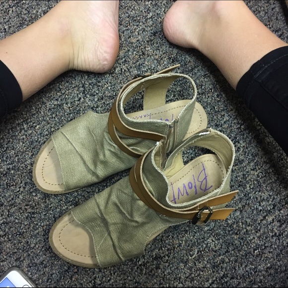 Blowfish sandal