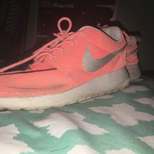 Neon pink roshe - TAKING OFFERS