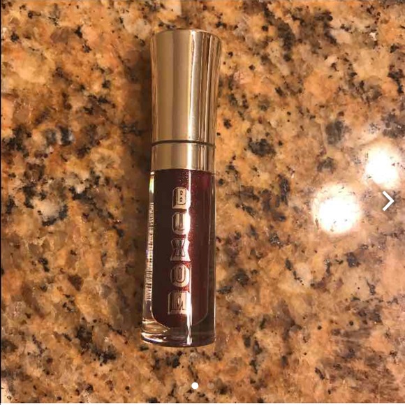 Buxom lip plumping gloss