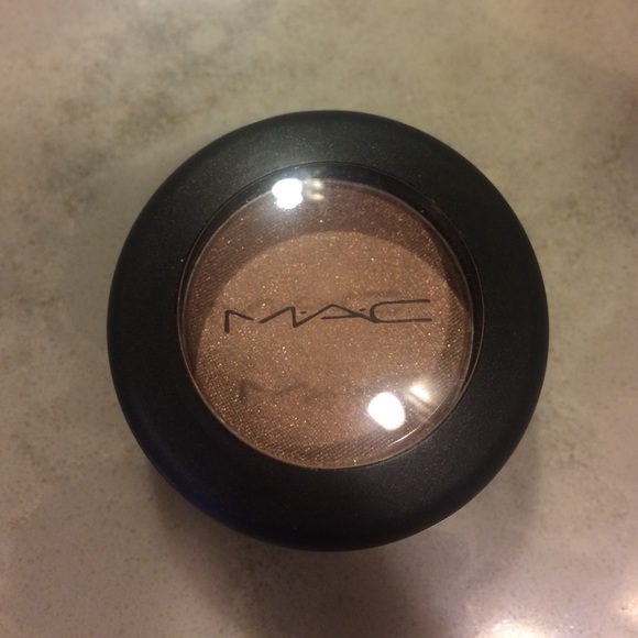 MAC honesty lustre eyeshadow
