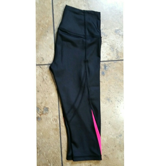 Victoria's Secret Workout Capri, NWOT - Picture 2 of 3