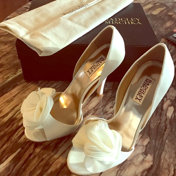 Badgley Mischka Randall White Satin Pump size 7