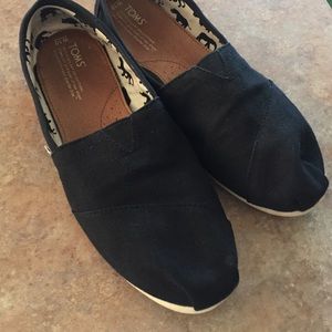 Black canvas Toms