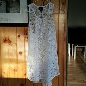 White negative space tank