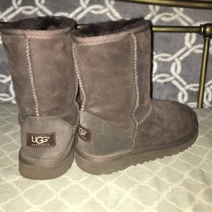 Chocolate brown short UGG boots!