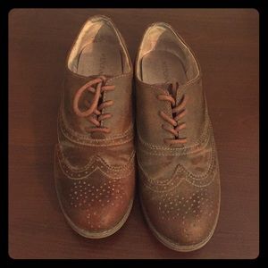 Brown Oxford shoes