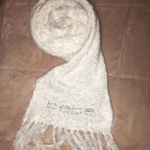 🚨PRICE DROP👀🚨      💎Bebe scarf😍