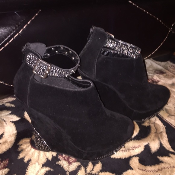 Velvet wedges