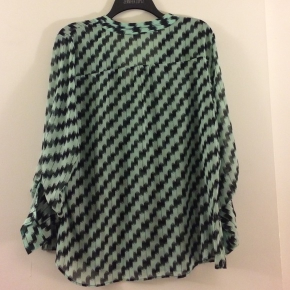 Fun minty pattern blouse! - Picture 3 of 3