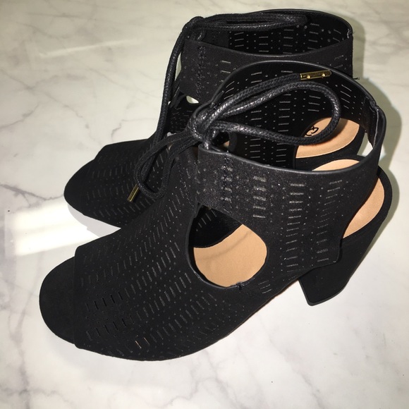 Cut Out Peep Toe Heels - Picture 3 of 7