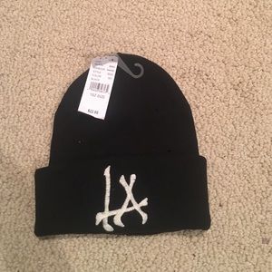 BRANDY MELVILLE "LA" BEANIE BRANDY MELVILLE "LA" BEANIE