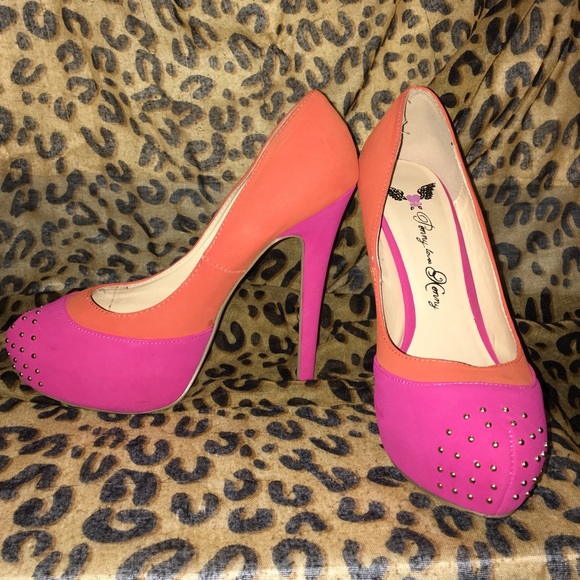 Beautiful color blocked heel - Picture 2 of 4