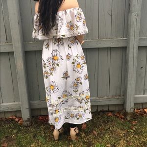 Off the shoulders floral peasant maxi dress🌻