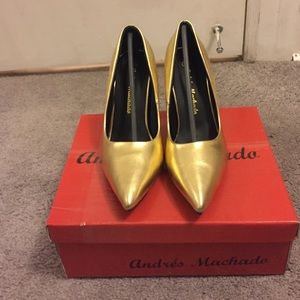 Gold classic pointy heel