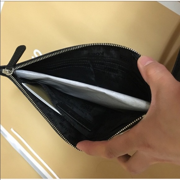 🍥MK clutch/wristlet🍥black - Picture 2 of 4