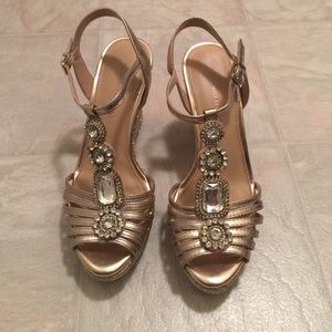 Gorgeous sparkly gold wedges! Size 8.5