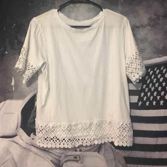 🖤White top with lacey pattern🖤