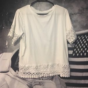 🖤White top with lacey pattern🖤