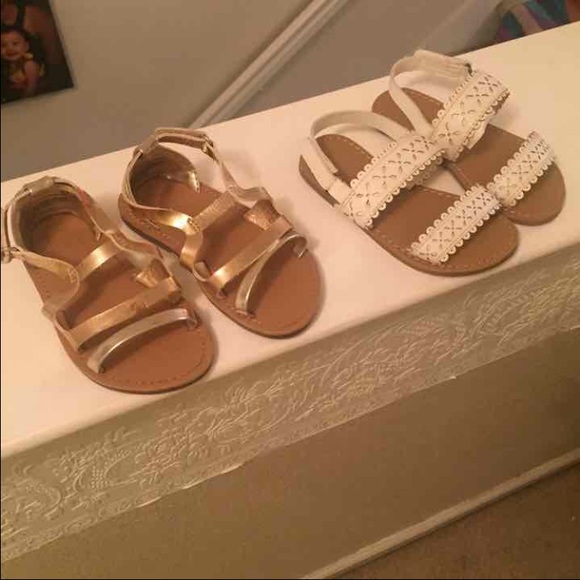 ❌SOLD❌Set of 2 Crazy 8 toddler sandals 6c - Picture 1 of 4