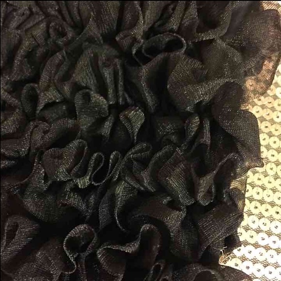 CUTE Black Ruffle Top - Picture 3 of 3