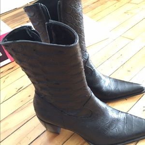 Phyllis Poland black leather ankle boots size 6 B