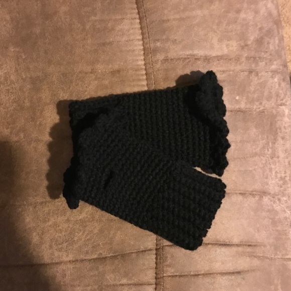 Messy Bun Beanie with matching gloves - Picture 2 of 3