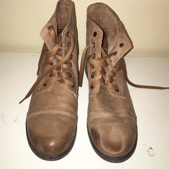 Short heeled brown booties. - Picture 2 of 2