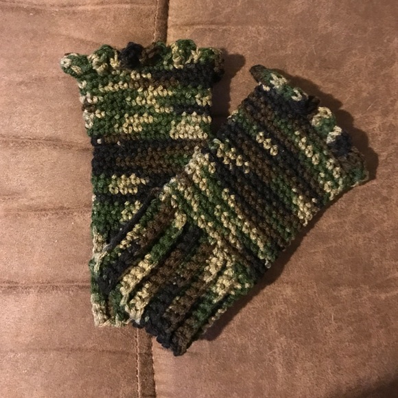 Messy Bun Beanie with matching Gloves - Picture 2 of 3