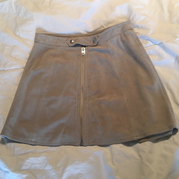 TOPSHOP Tab Button Suede mini skirt - Picture 2 of 4
