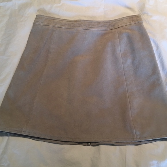 TOPSHOP Tab Button Suede mini skirt - Picture 3 of 4