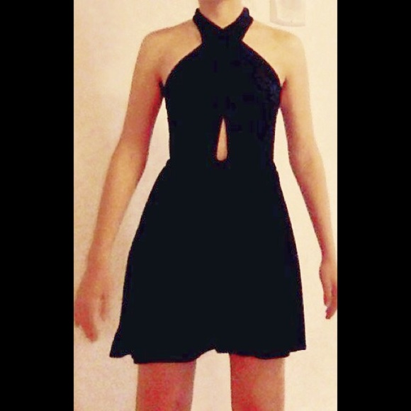 SOLD 🔥 NWOT Urban Outfitters black halter dress - Picture 2 of 3