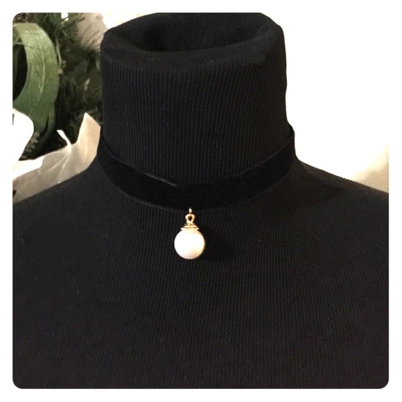 Black velvet choker with pearl pendant