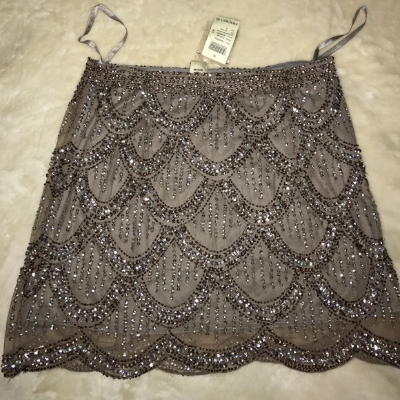 Scallop hem beade skirt.