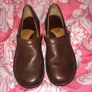Minimumly worn Born clogs! Size 8