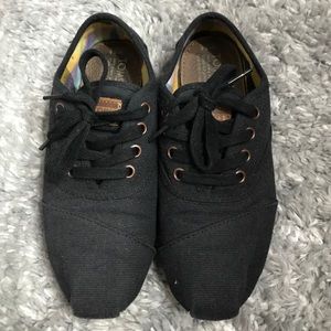 Toms laced up shoes