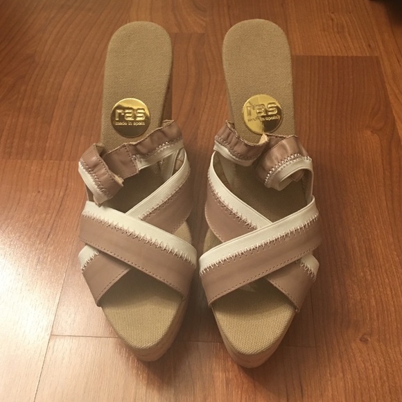 Shoe - Picture 3 of 4
