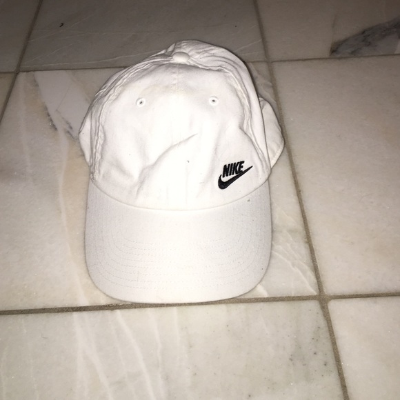 Whit NIKE hat