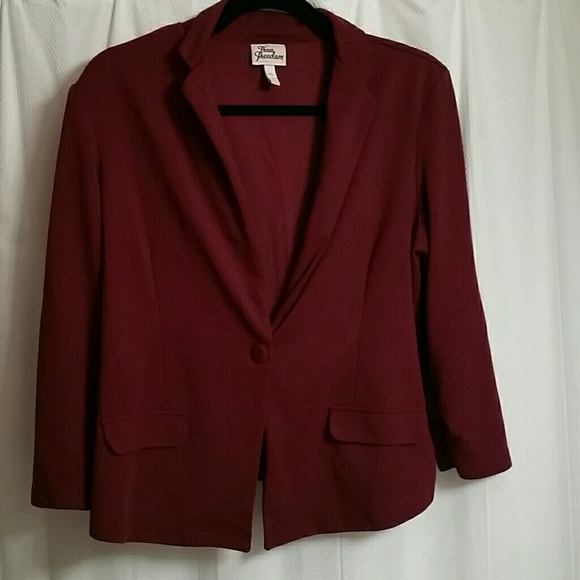 50% off bundles under $15! 1 button Maroon blazer