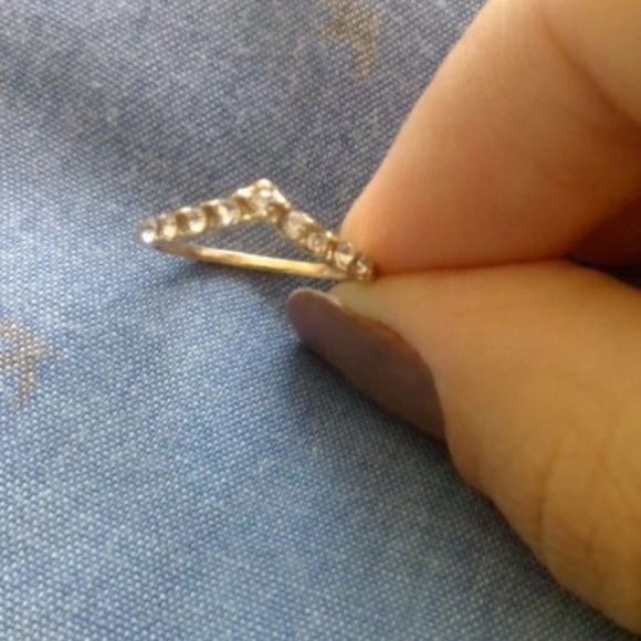 V-shaped unique imitation diamond pinkie ring - Picture 3 of 4