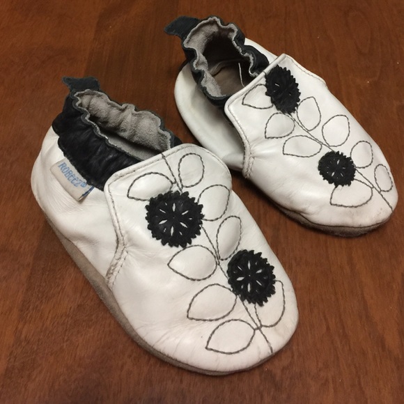 Toddler girl Robeez size 6-12 Month