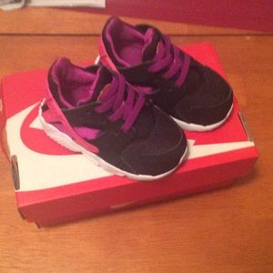 BABY GIRL NIKE HURACHE SNEAKERS. NEW CONDITION.