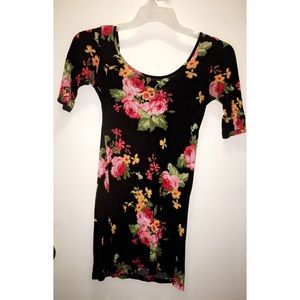 Women's quarter length floral top
