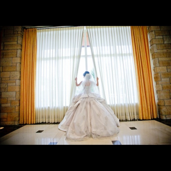 Wedding dress - Picture 2 of 4