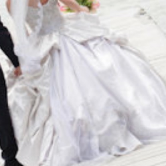 Wedding dress - Picture 3 of 4