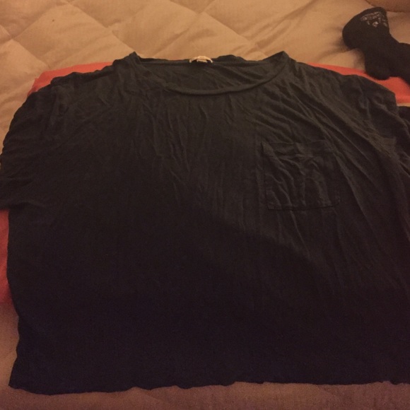 Cute kinda crop t shirt with pocket on the side